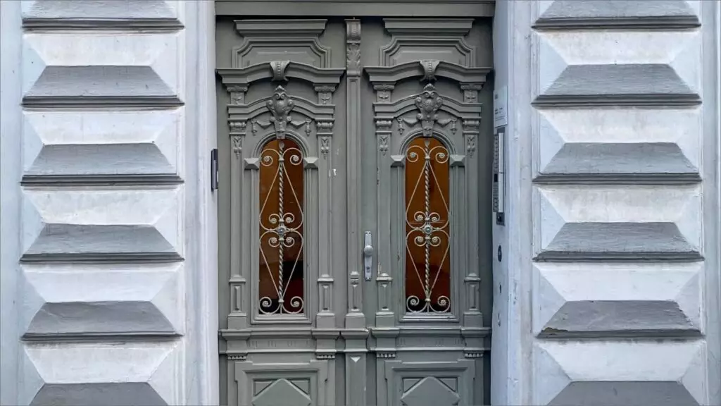 Nobelwerk Hauseingangstueren-1.jpg | Nobelwerk, Kastenfenster, maßgefertigte Fenster, Fenster Wien, Altbau-Sanierung, Holz-Alu Fenster, Türen, Fensterbau, Energiesparfenster, hochwertige Fenster